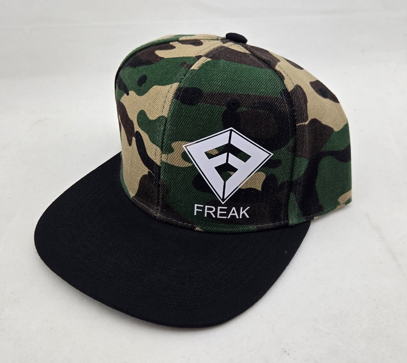 Casquette de type Snapback de couleur vert armé avec la visière noire et le logo Freak Traction blanc - CM Surfing