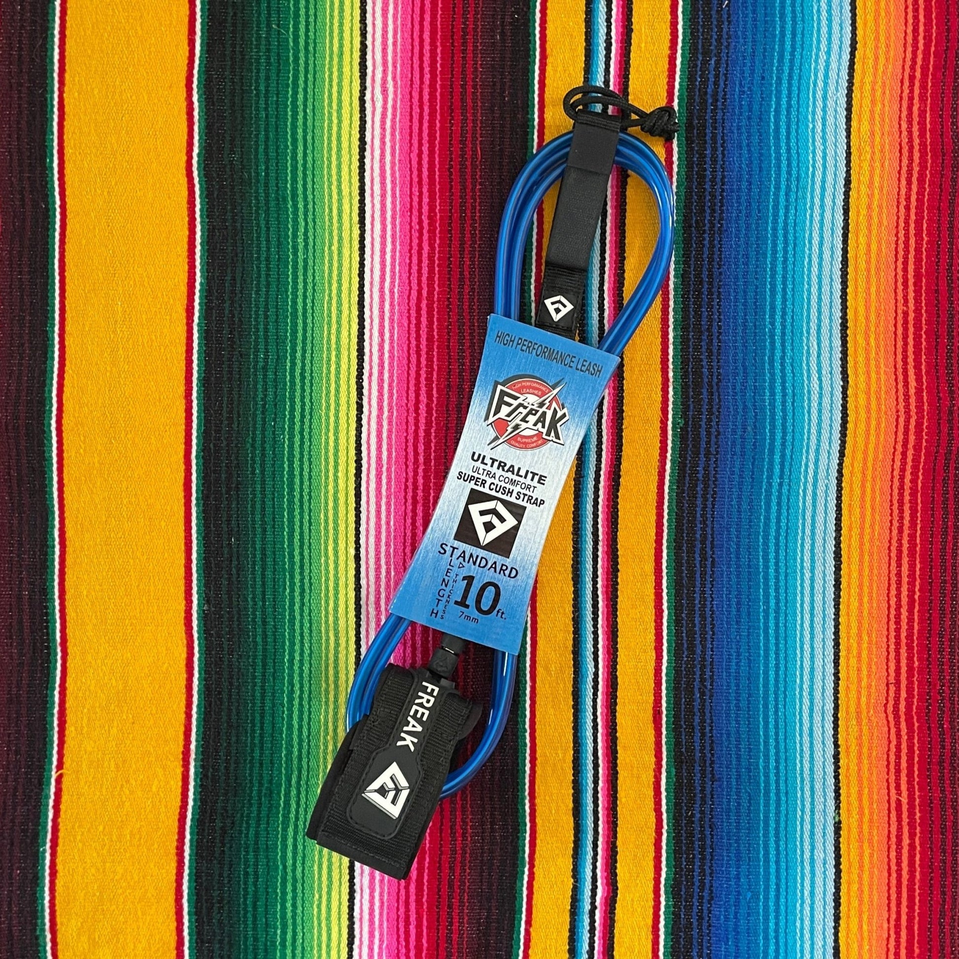 Leash de Surf Freak Traction de taille 10' modèle Standard 7mm de couleur bleu clair avec les scratchs noirs - CM Surfing