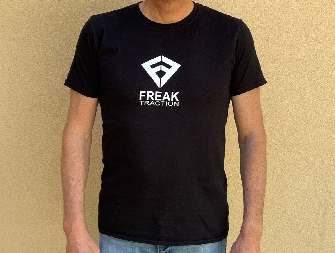 Tee-Shirt à manches courtes et col rond de couleur noire avec le logo Freak Traction blanc sur le torse - CM Surfing