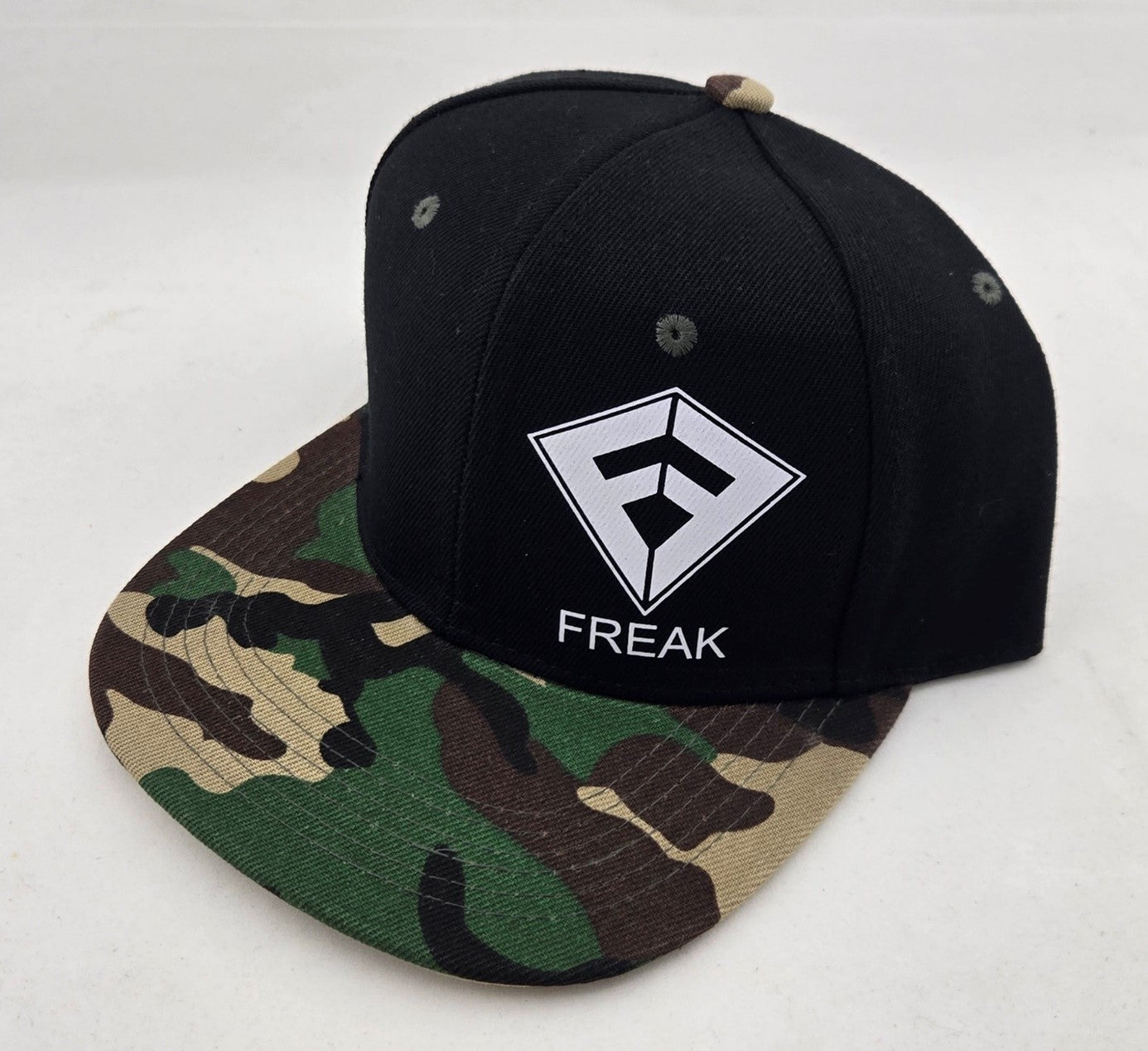 Casquette de type Snapback de couleur noire avec la visière verte armée et le logo Freak Traction blanc - CM Surfing