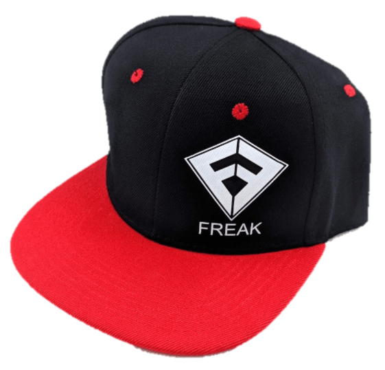 Casquette de type Snapback de couleur noire avec la visière rouge et le logo Freak Traction blanc - CM Surfing