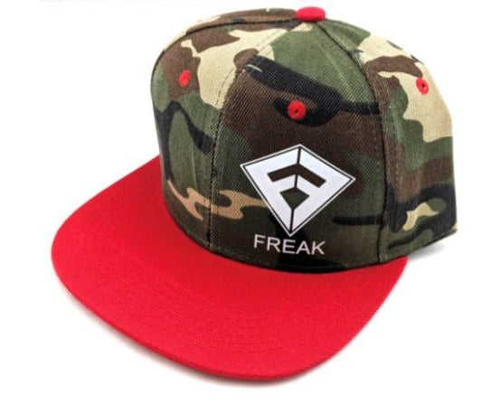 Casquette de type Snapback de couleur armée avec la visière rouge et le logo Freak Traction blanc - CM Surfing