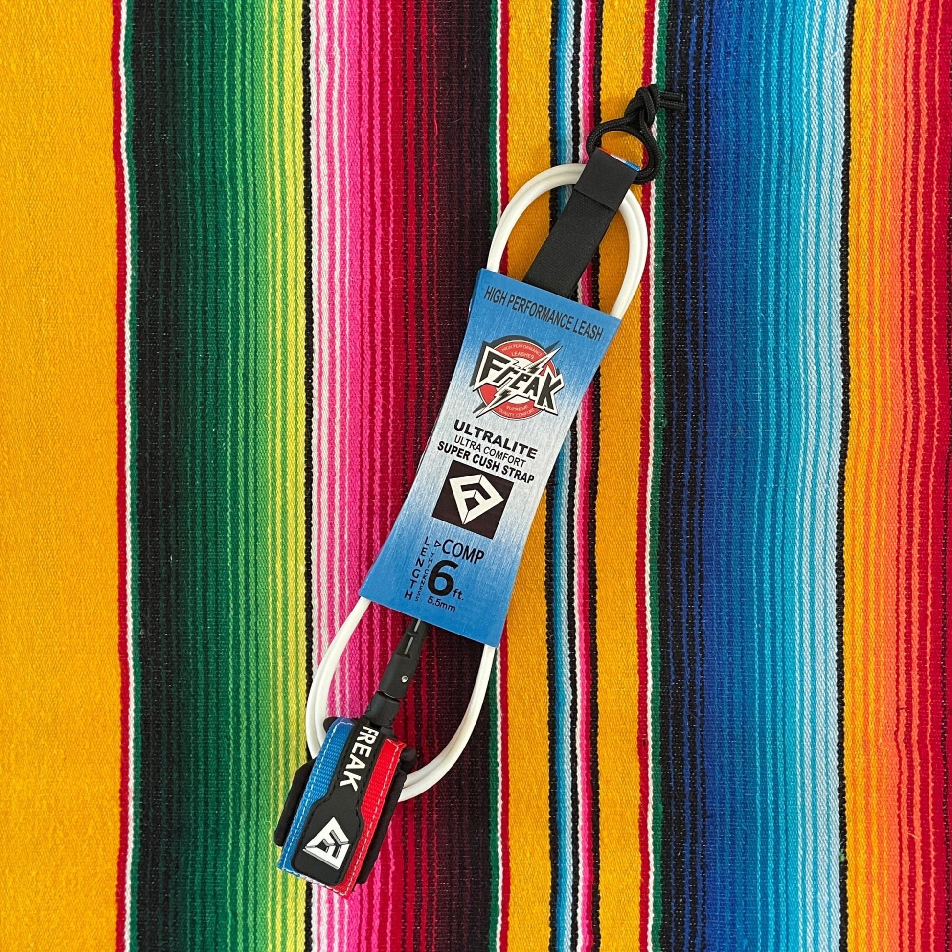 Leash de Surf Freak Traction de taille 6' modèle Compétition 5.5mm blanc avec les scratchs bleus et rouges - CM Surfing