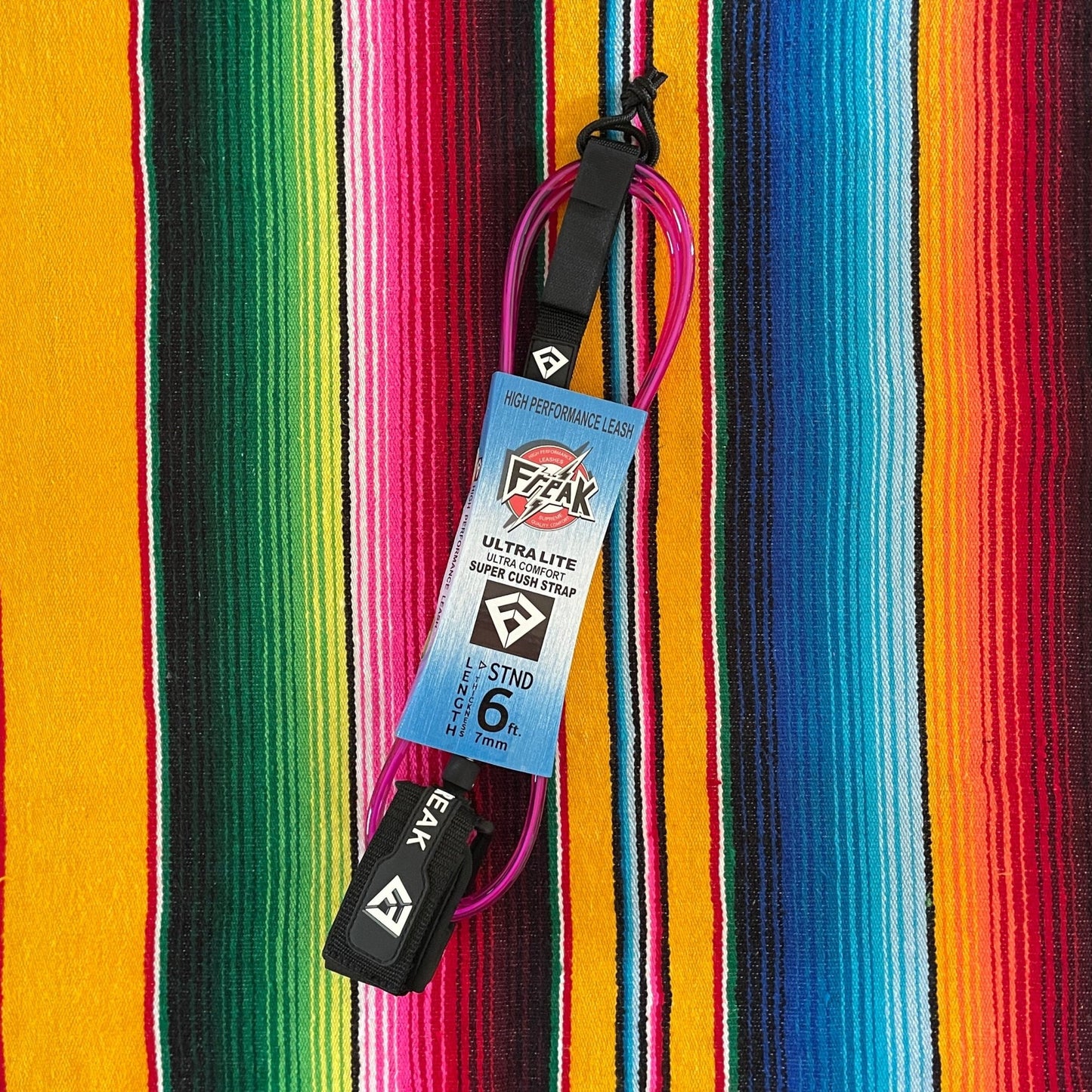 Leash de Surf Freak Traction de taille 6' modèle Standard 7mm de couleur rose clair avec les scratchs noirs - CM Surfing