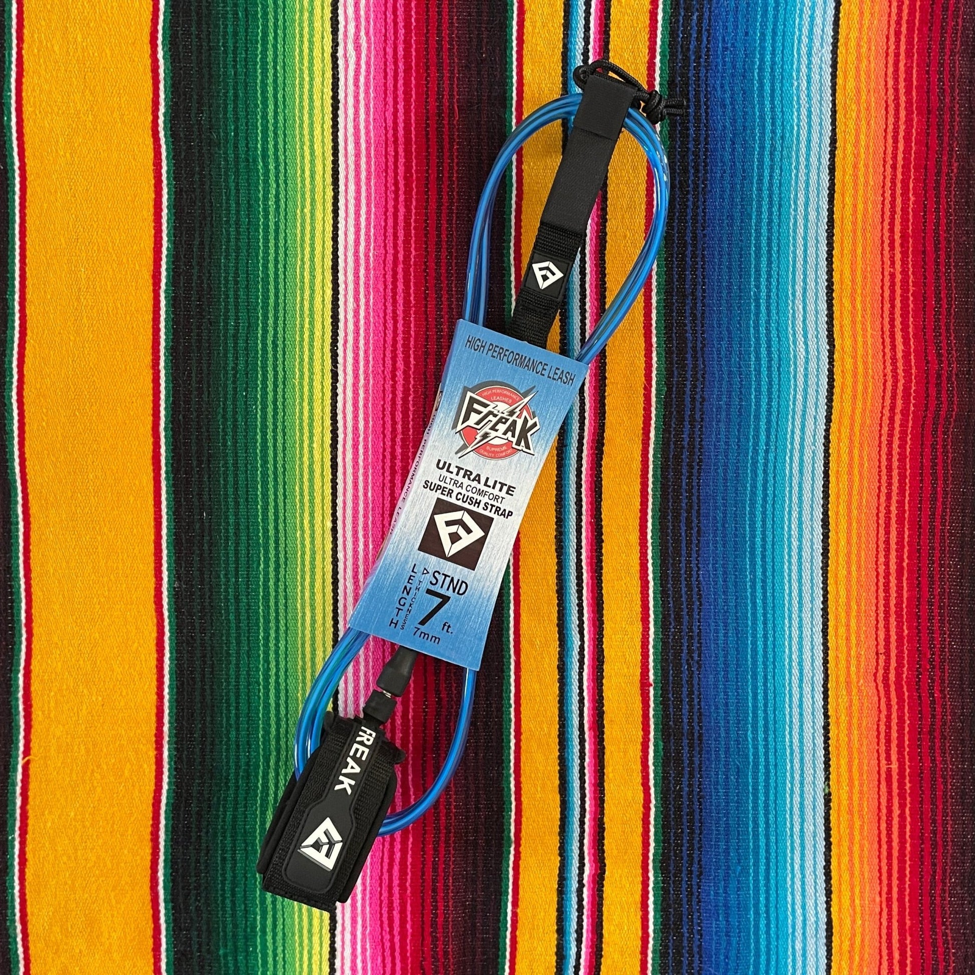 Leash de Surf Freak Traction de taille 7' modèle Standard 7mm de couleur bleu clair avec les scratchs noirs - CM Surfing