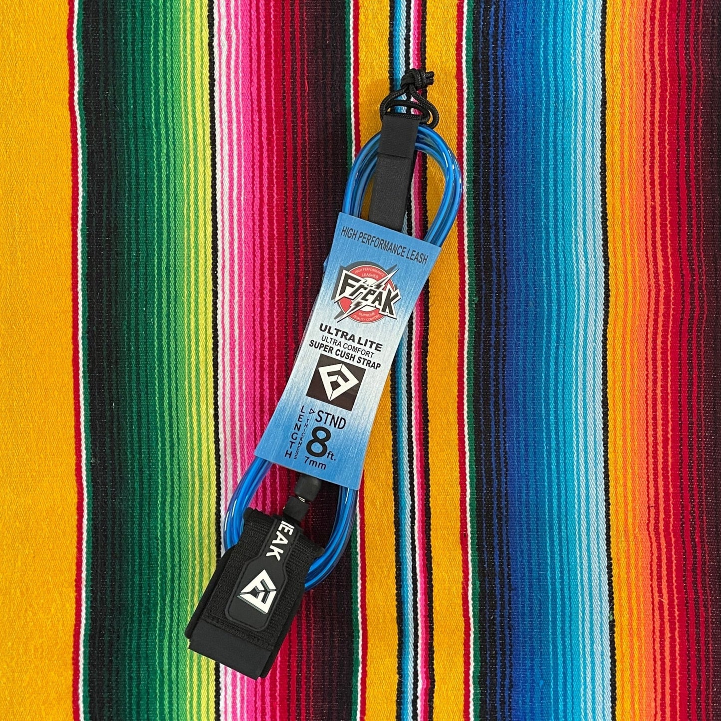 Leash de Surf Freak Traction de taille 8' modèle Standard 7mm de couleur bleu clair avec les scratchs noirs - CM Surfing