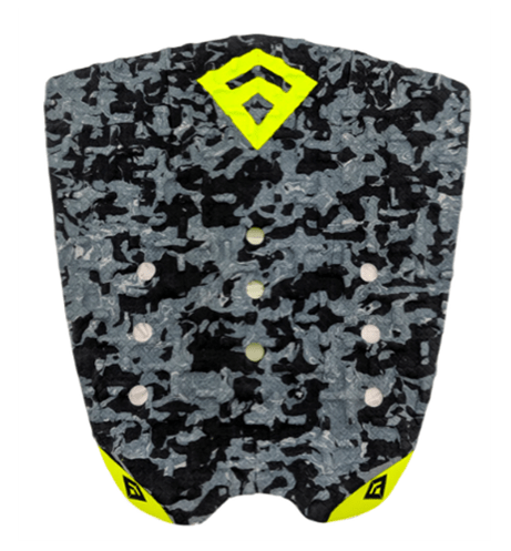 Pad de Surf modèle Phantom Flare de couleur grise armée avec le logo Freak Traction et l'arrière du kick de couleur jaune - CM Surfing