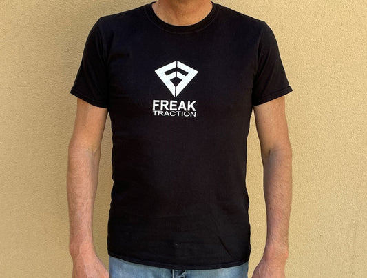 Tee-Shirt à manches courtes et col rond de couleur noire avec le logo Freak Traction blanc sur le torse  - CM Surfing