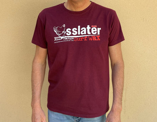 Tee-Shirt à manches courtes et col rond de couleur rouge bordeaux avec le logo SSlater Surfwax blanc et rouge sur le torse - CM Surfing
