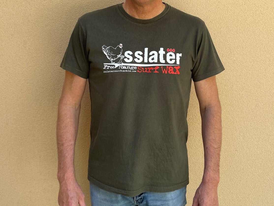 Tee-Shirt à manches coutes et col rond de couleur kaki avec le logo SSlater Surfwax blanc et rouge sur le torse - CM Surfing